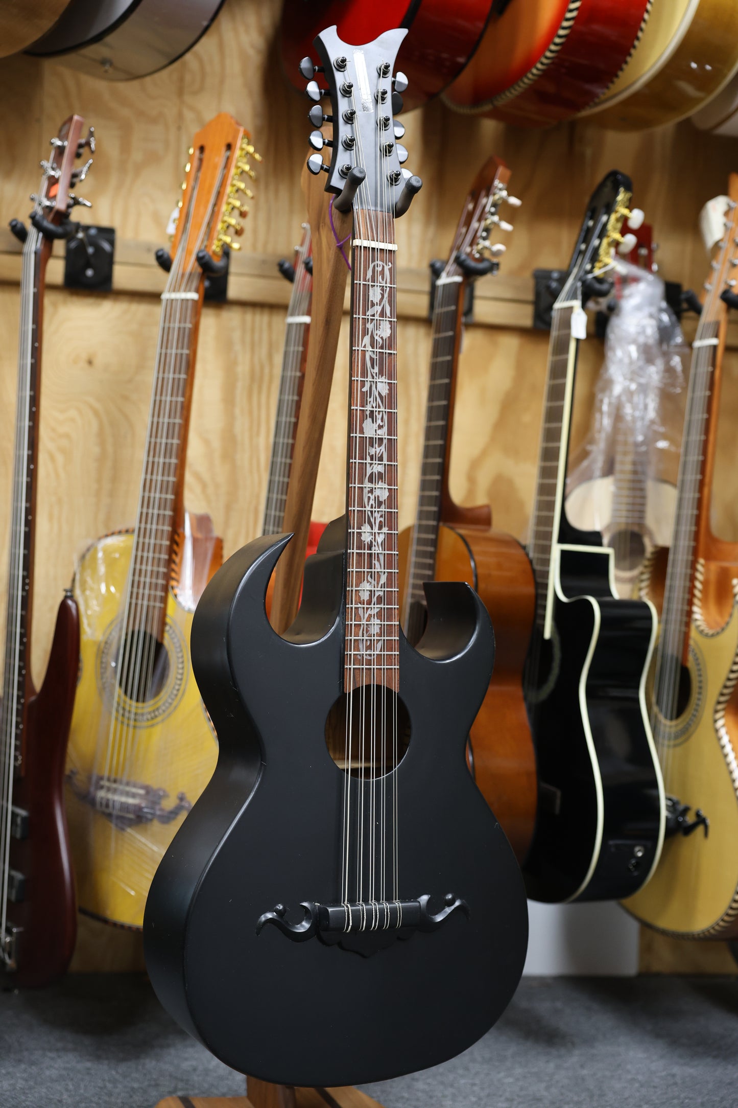 Bajo Quinto Gloss Black Flowers