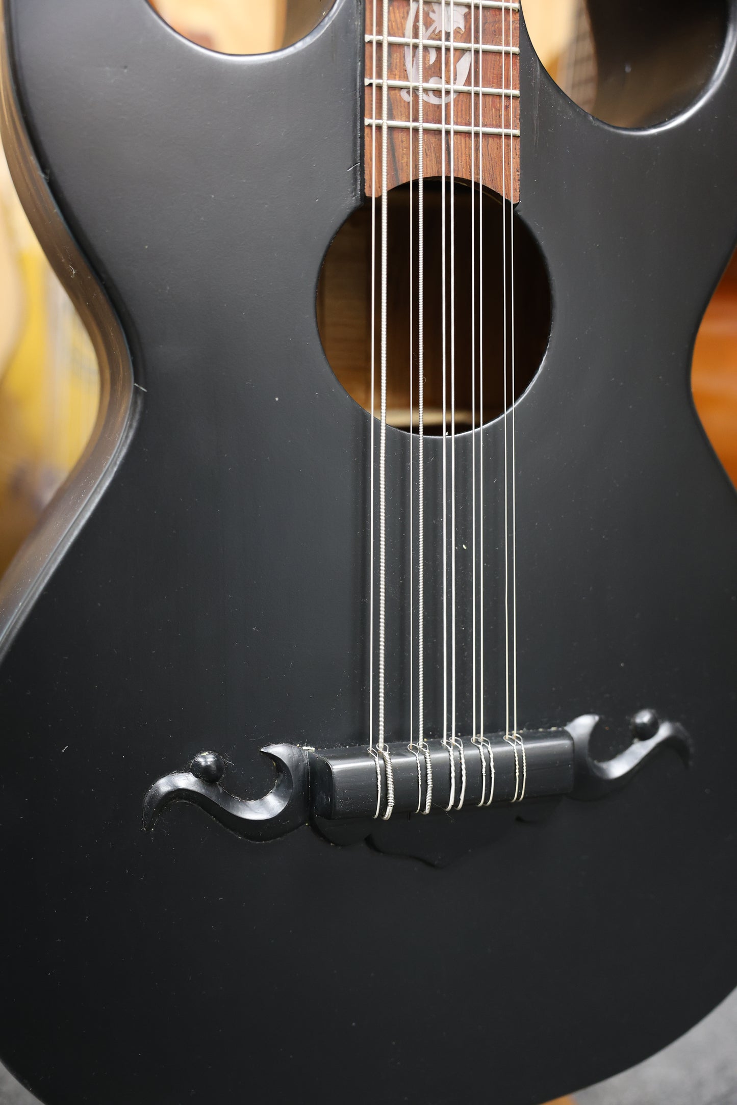 Bajo Quinto Gloss Black Flowers