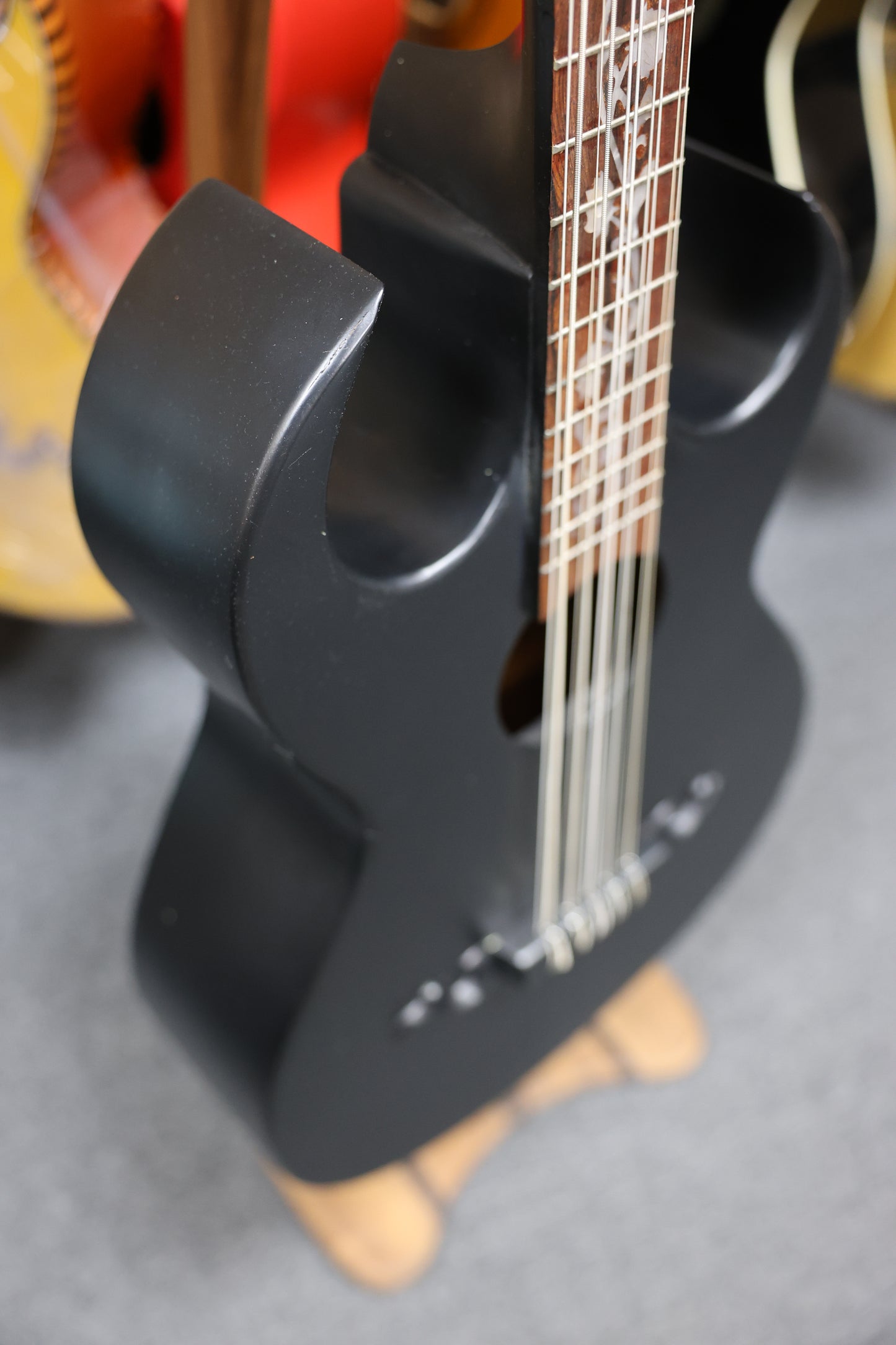 Bajo Quinto Gloss Black Flowers