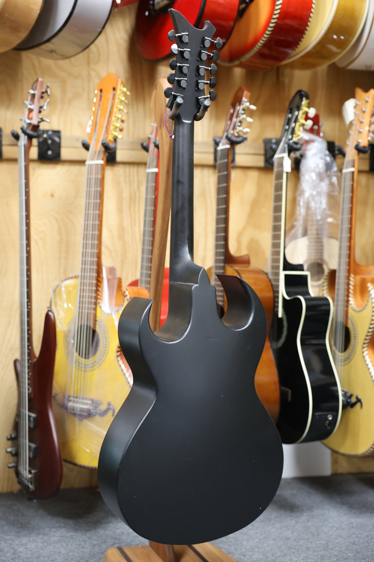 Bajo Quinto Gloss Black Flowers