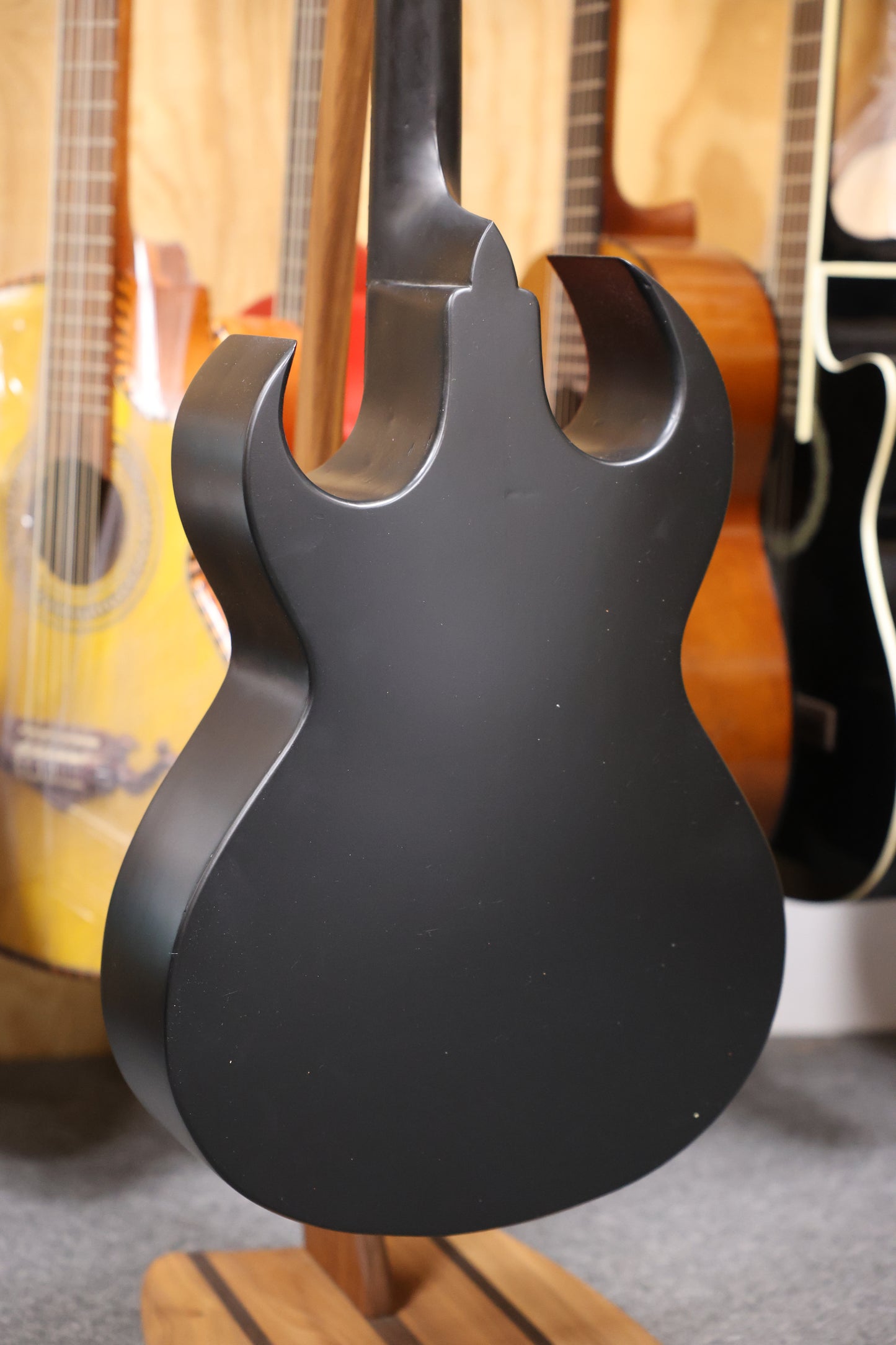 Bajo Quinto Gloss Black Flowers