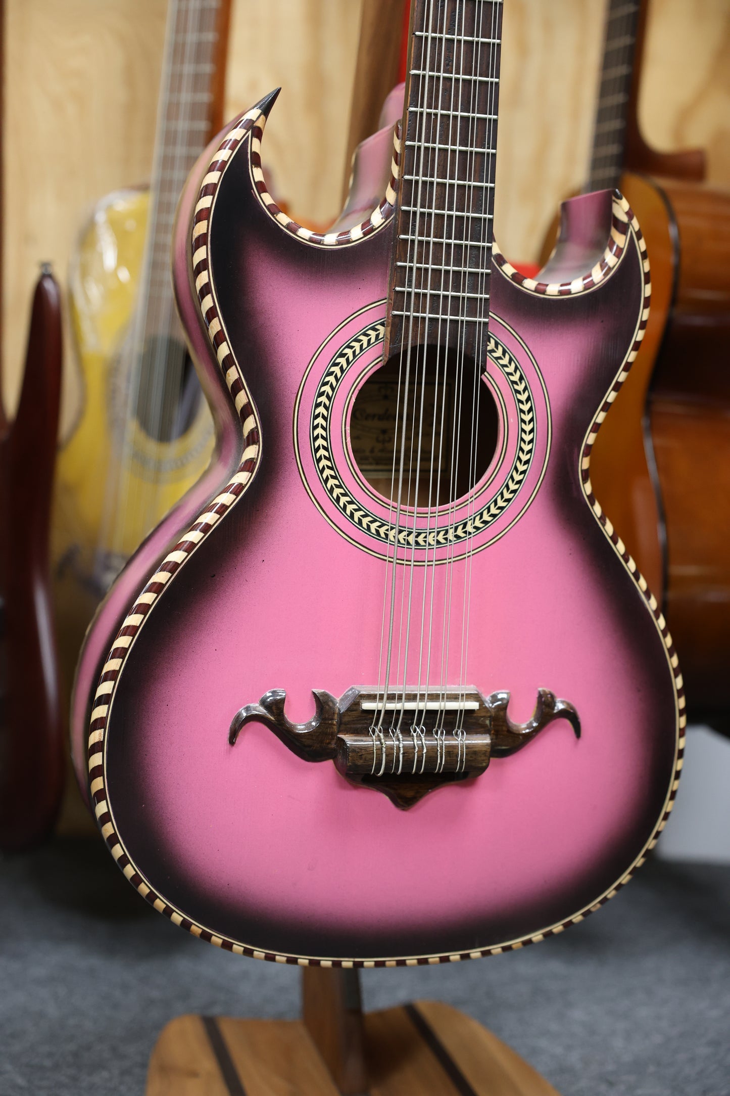 Bajo Quinto - Cordova Pink