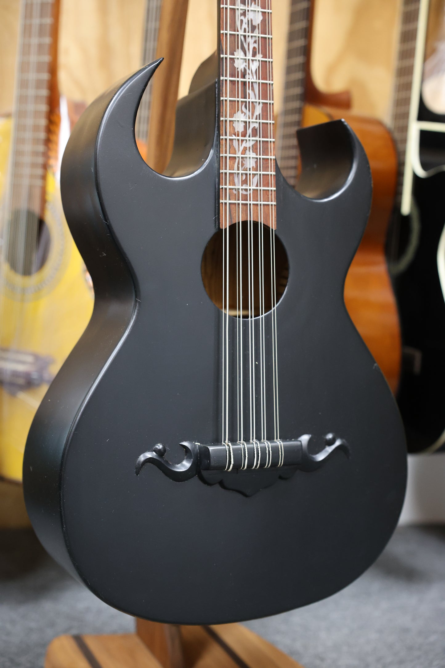 Bajo Quinto Gloss Black Flowers