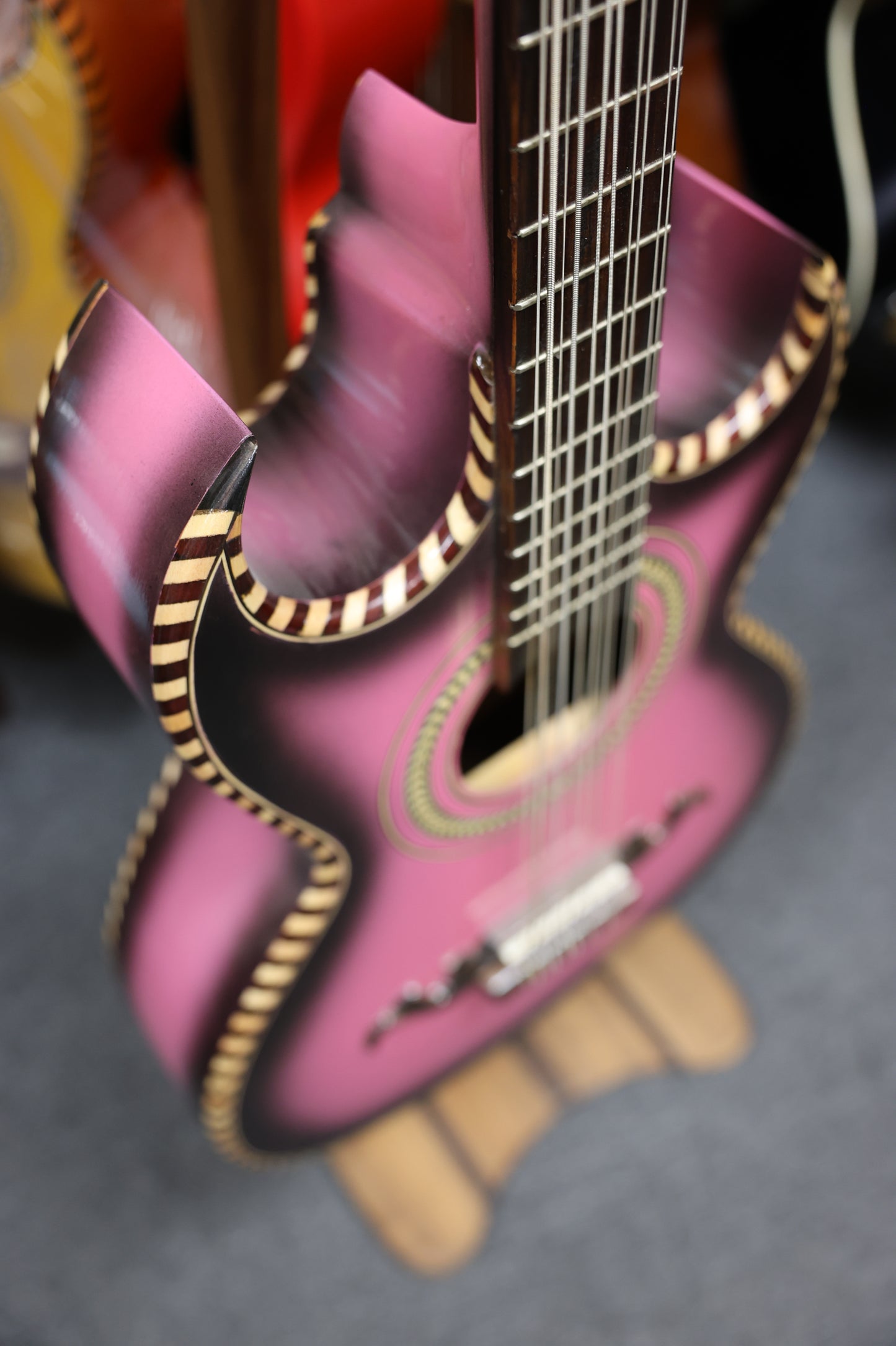 Bajo Quinto - Cordova Pink